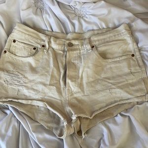 White 501 Levi shorts